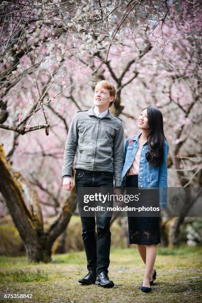 glückliches junges paar tourismus kyoto zu genießen - 歩く stock-fotos und bilder