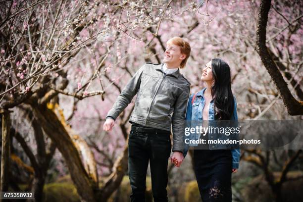 feliz pareja joven para disfrutar del turismo de kyoto - ヤングアダルト fotografías e imágenes de stock