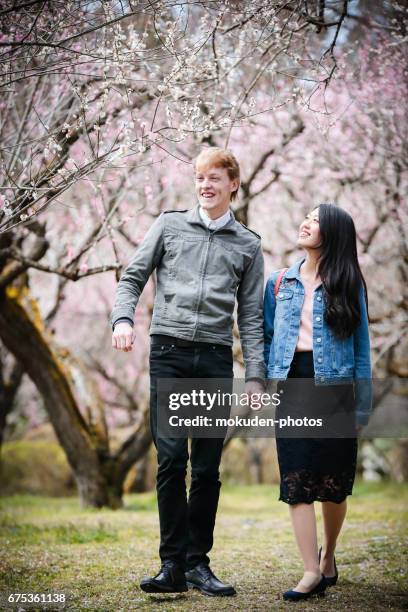 feliz pareja joven para disfrutar del turismo de kyoto - ヤングアダルト fotografías e imágenes de stock