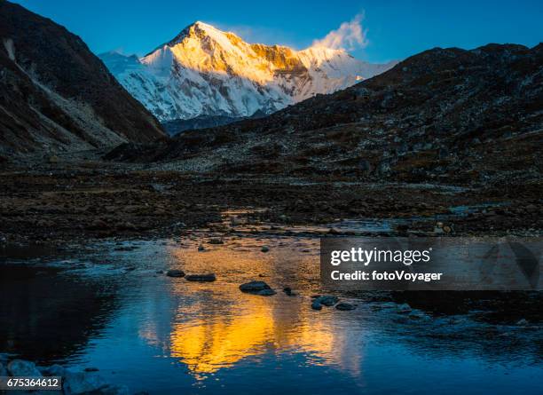 golden sunrise on cho oyu 8188m himalayan mountain summit nepal - gokyo valley stock pictures, royalty-free photos & images