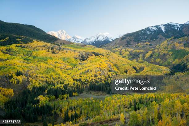 capital peak autumn colorado - maroon bells fotografías e imágenes de stock