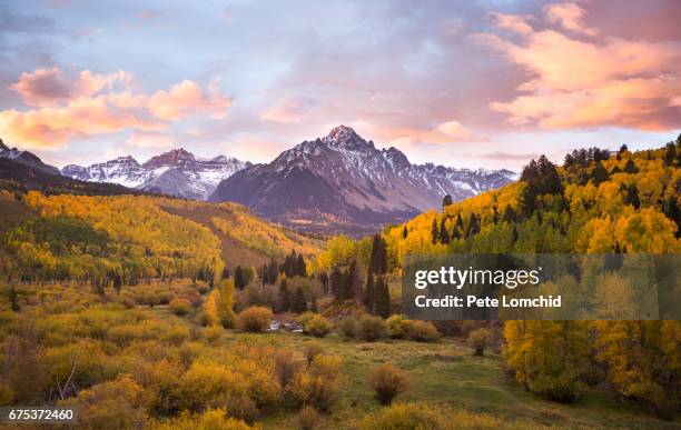 ridgway sneffles mountain peak autumn - san juan mountains stock-fotos und bilder