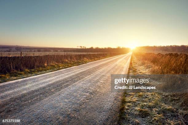 road and sunrise - geada imagens e fotografias de stock