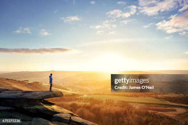 hiker looking out at sunset - horizon fotografías e imágenes de stock