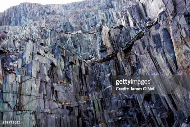slate quarry textures - felsformation stock-fotos und bilder