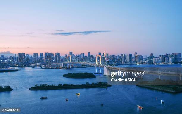 東京のレインボーブリッジソアリングに未来的なハーベイ日本の街並み - 東京湾 ストックフォトと画像