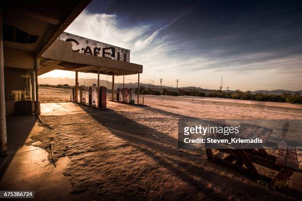verlassene cafe in der wüste - geisterstadt stock-fotos und bilder