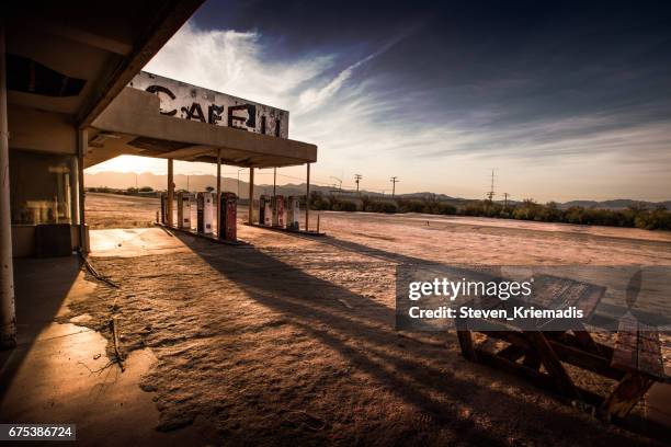 abandoned cafe in the desert - cidade fantasma imagens e fotografias de stock