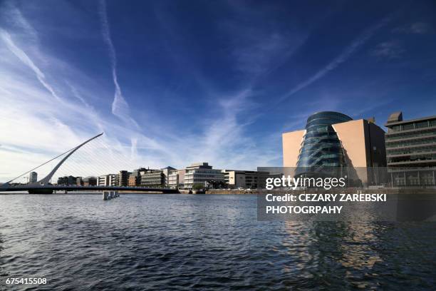 the samuel beckett bridge in dublin. - dublin city skyline foto e immagini stock