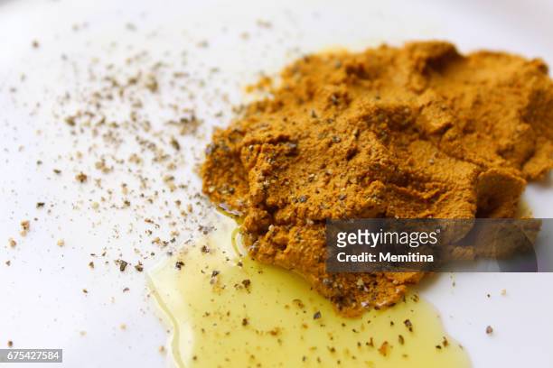 rimedio alla pasta d'oro della curcuma - grano di pepe nero foto e immagini stock
