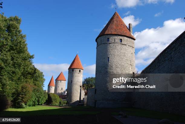 tallinn wall turrets - mura di tallinn foto e immagini stock