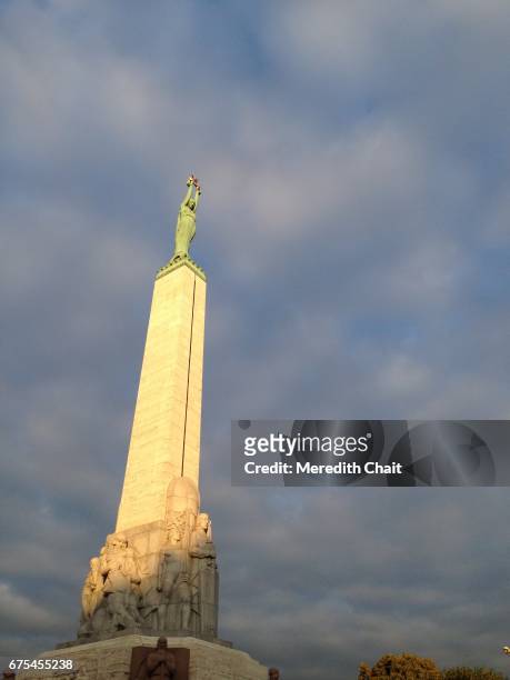 sunbeam lights up freedom monument - 1935 stock pictures, royalty-free photos & images
