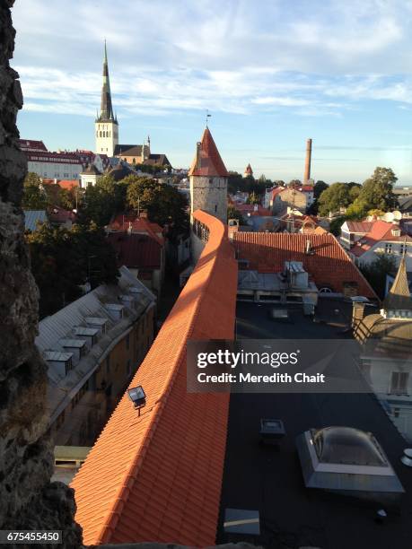 aerial of tallinn town wall - mura di tallinn foto e immagini stock