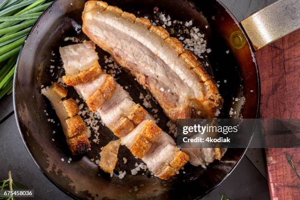 ofen gebratener schweinebauch - schweinebauch stock-fotos und bilder