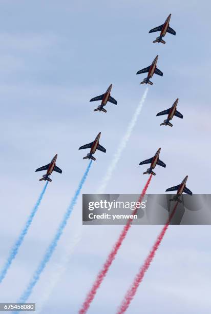 patrouille de france - avion de chasse photos et images de collection