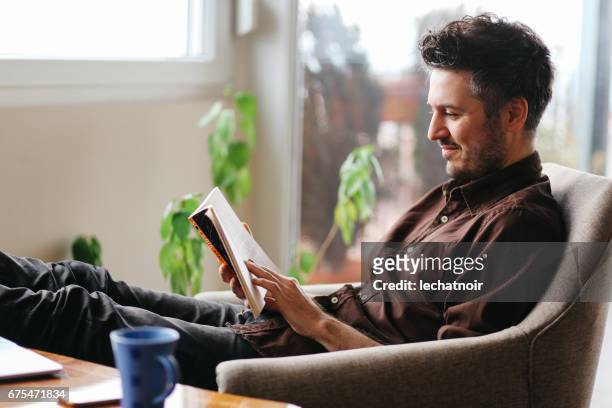 在家裡讀書的年輕人 - 讀 個照片及圖片檔