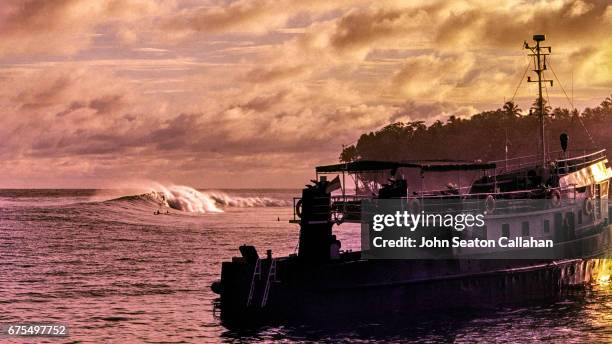 surfing in the hinako islands - indonesia hinako stock-fotos und bilder