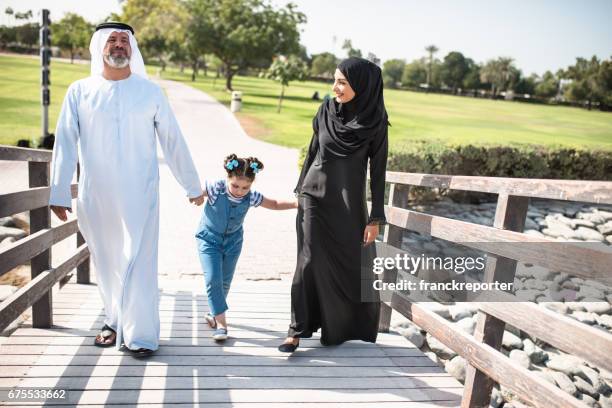 gelukkig familywalking in het park - happy arab family on travel stockfoto's en -beelden