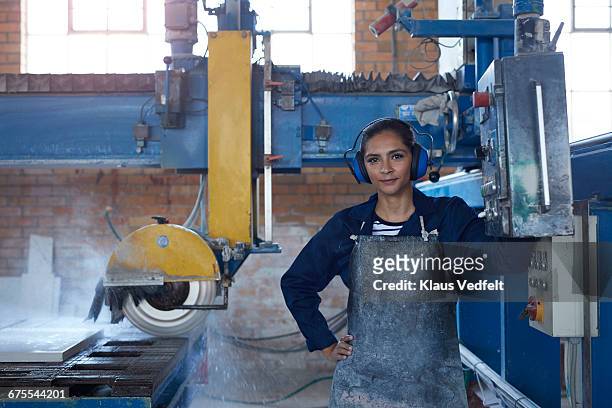 portrait of female worker at stone factory - irréductibilité photos et images de collection