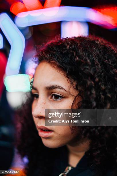 close-up portrait of young teenager at fairground - tendenciasemfiltro imagens e fotografias de stock