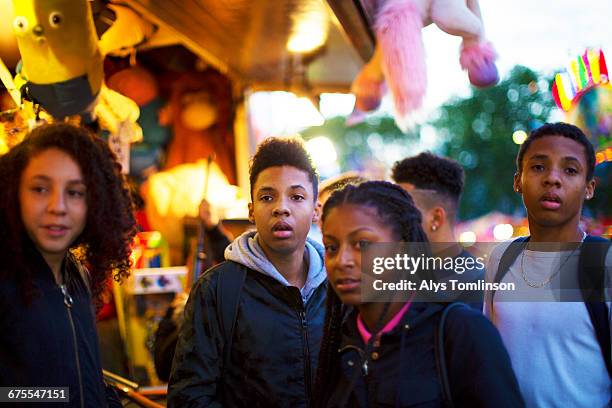 group of teenagers at fairground - unfilteredtrend stock pictures, royalty-free photos & images