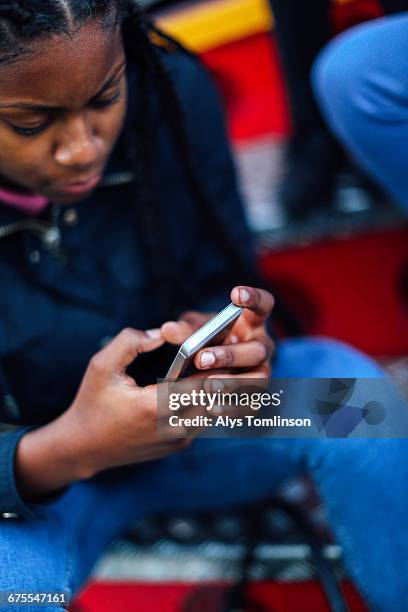 teenage girl texting on mobile phone - tendenciasemfiltro imagens e fotografias de stock