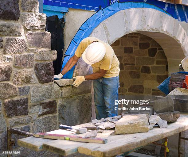 stone masonry - maçon photos et images de collection