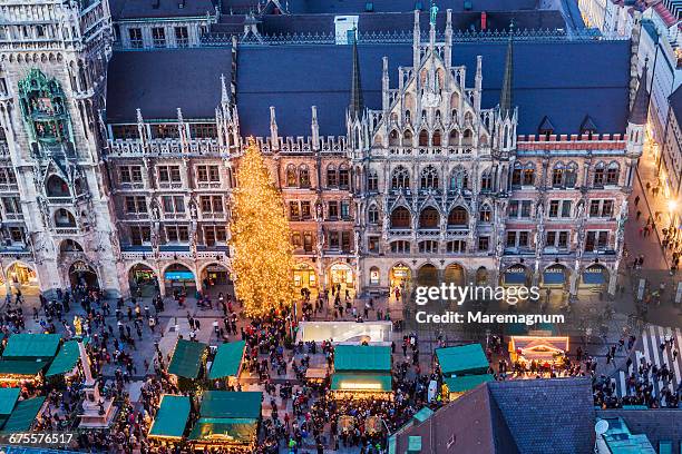 christkindlmarkt, marienplatz (square) - marienplatz stockfoto's en -beelden