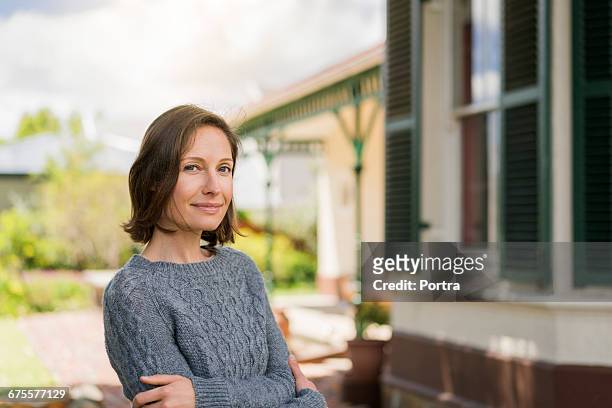 portrait of smiling woman standing outside house - 35 39 anos - fotografias e filmes do acervo