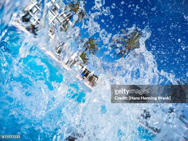 splashing water in pool - türkis blau stock pictures, royalty-free photos & images