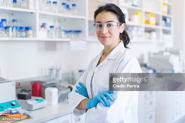 portrait of confident chemist at laboratory - scientifique blouse blanche photos et images de collection