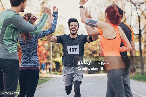 Groep van atleten groet de winnaar bij de Finse lijn Groep van atleten groet de winnaar bij de Finse lijn