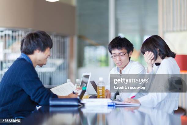 los estudiantes estudiando - only japanese fotografías e imágenes de stock