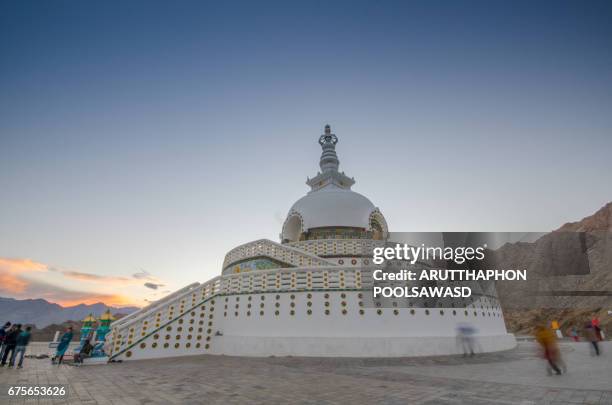 shanti stupa with sunset , leh , ladakh , india - tempel shanti stupa stock-fotos und bilder