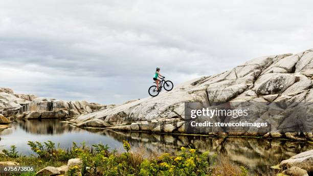 frau auf mountian mike - neuschottland stock-fotos und bilder