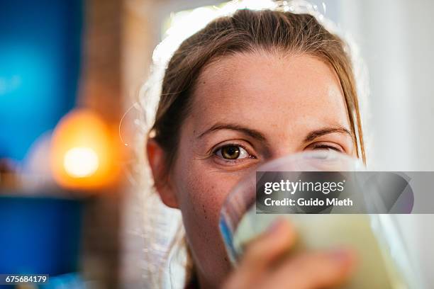 woman enjoying fresh smoothie. - 後梳髮型 個照片及圖片檔