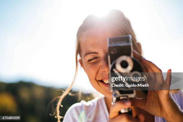 woman filming with old camera. - shooting photo - fotografias e filmes do acervo