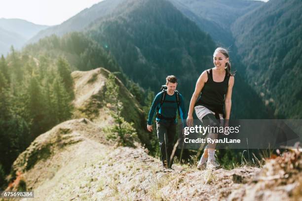 山のハイキングに大人のカップルに適合します。 - columbia gorge ストックフォトと画像