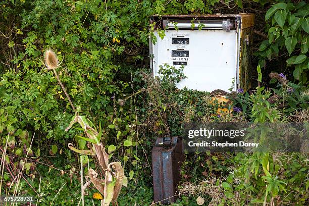 abandoned jerry can & agricultural petrol pump uk - jerrican photos et images de collection