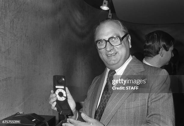 Norbert Ségard, secrétaire d'Etat aux postes et télécommunications, visite une boutique de téléphones dans le 12ème arrondissement de Paris, le 02...