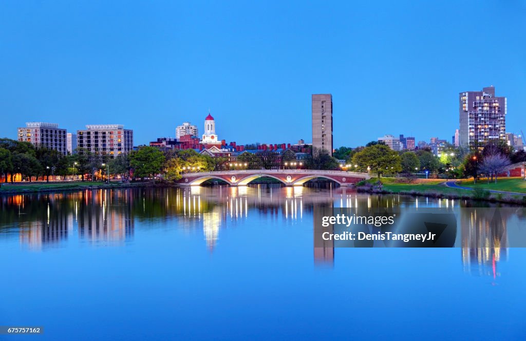 Harvard University reflecteren op de Charles River