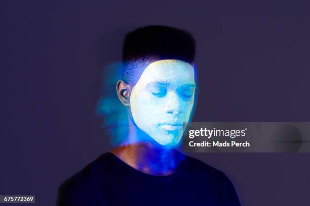 man covered in face glitter - colorsurgetrend imagens e fotografias de stock