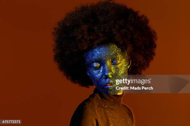 girl covered by blue glitter make up - colorsurgetrend imagens e fotografias de stock