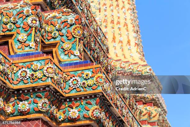 close up view of wat pho buddhist temple in bangkok ( thailand ) - sac à dos stock-fotos und bilder