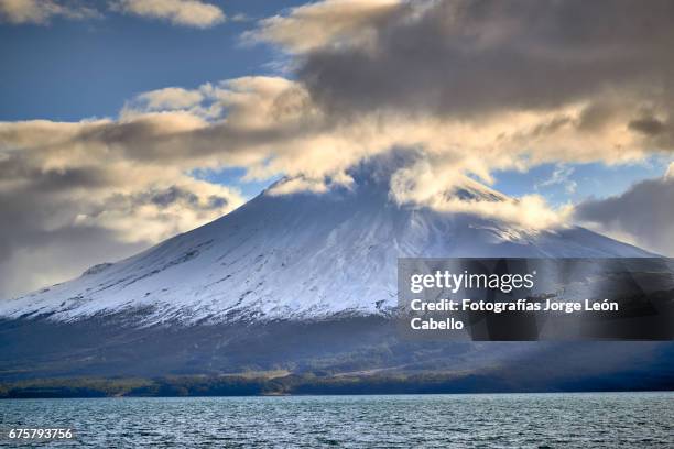 volcan osorno view from the catamaran during the winter andean lake crossing - todos santos stockfoto's en -beelden