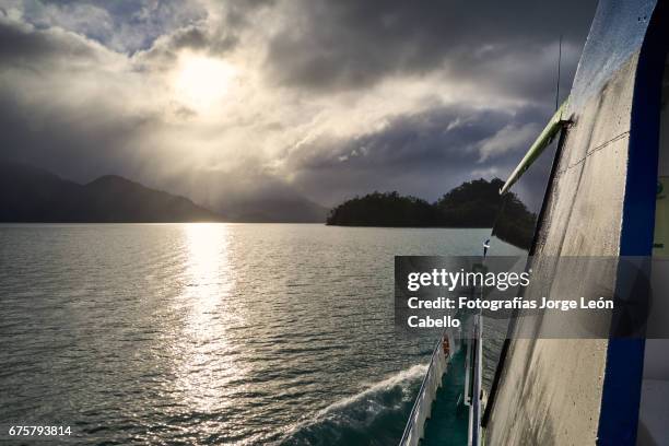 the sunlight shines on the lake todos los santos during de andean lake crossing in winter - destinos turísticos bildbanksfoton och bilder