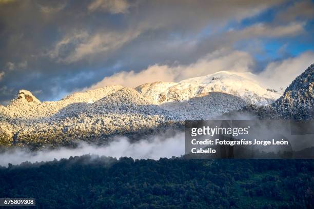 early morning winter sunlight over snowy cerro bonechemo view from peulla - luz del sol stock pictures, royalty-free photos & images