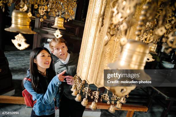 glückliches junges paar tourismus kyoto zu genießen - 観光 stock-fotos und bilder