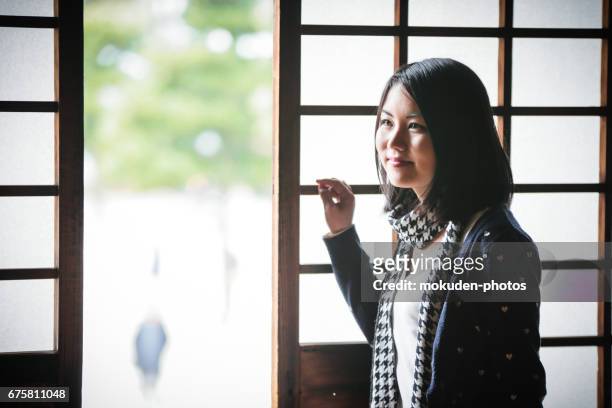 glada resenärer och templen i kyoto - 成功へのステップ bildbanksfoton och bilder