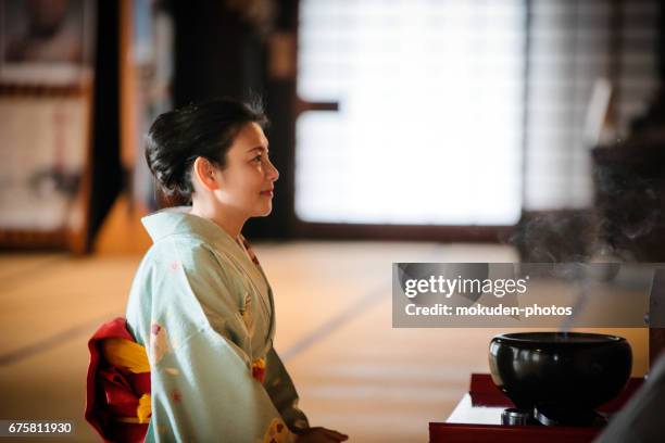 kimono en japanse vrouwen in kyoto - 成功 stockfoto's en -beelden